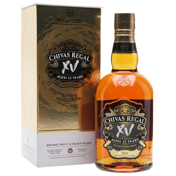 Chivas 15 năm sở hữu màu vàng hổ phách tinh khiết, là thứ ánh sáng làm mê đắm lòng người